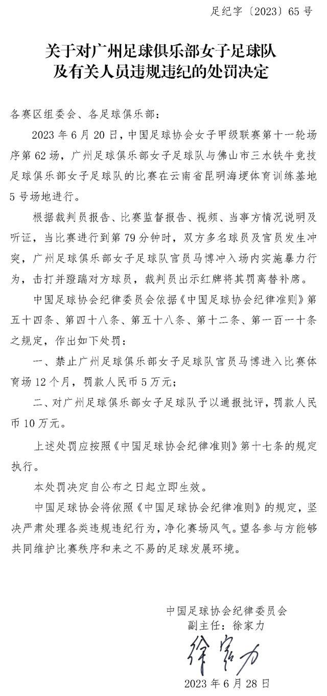 就在此人聚精会神盯着机场出口的时候，他感觉一个冰冷坚硬的事物忽然顶在了他的后脑处。